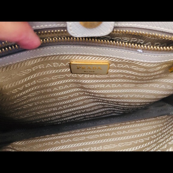 PRADA- Lux light grey BN1784 Single zip Saffiano - Picture 6 of 8